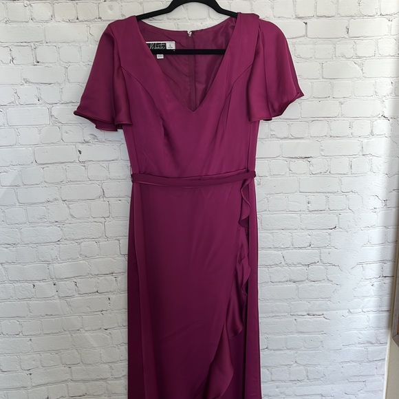 David Bridal Flutter Sleeve Crepe Satin Ruffle  Dress in Wine F20209 Size 6 - Picture 4 of 6